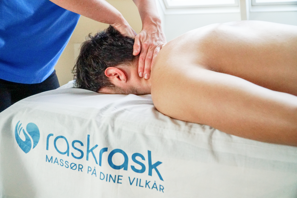 Mand får hovedmassage