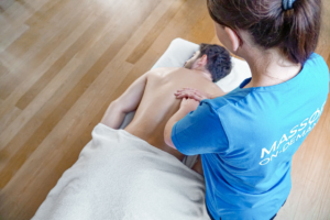 Mand får massage af myofascial massør